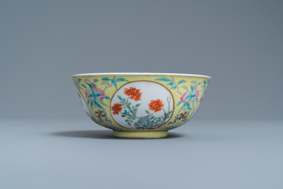 Un bol en porcelaine de Chine famille rose &agrave; fond jaune sgraffito, marque et &eacute;poque de Daoguang