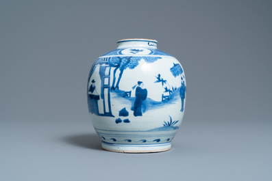 Un pot en porcelaine de Chine en bleu et blanc &agrave; d&eacute;cor de figures dans un paysage, marque d'un li&egrave;vre, Wanli