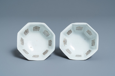 Une paire de bols ajour&eacute;s de forme octagonale en porcelaine de Chine en bleu et blanc, Kangxi