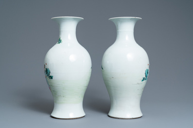 Une paire de vases en porcelaine de Chine famille rose, marque de Qianlong, R&eacute;publique