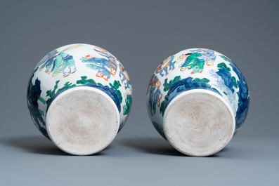 A pair of Chinese wucai vases and covers, 19/20th C.