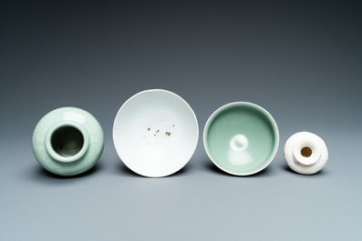 Drie Chinese monochrome celadon en blanc de Chine vazen en twee kommen, 19/20e eeuw