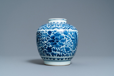 Een Chinese blauw-witte pot met feniksen, figuratief haas merk, Transitie periode