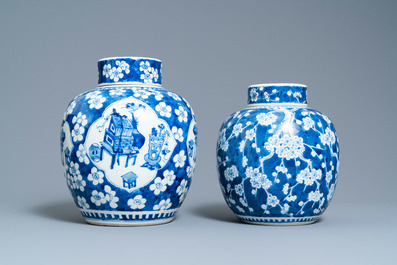 Vier Chinese blauw-witte dekselpotten met antiquiteiten, 19e eeuw