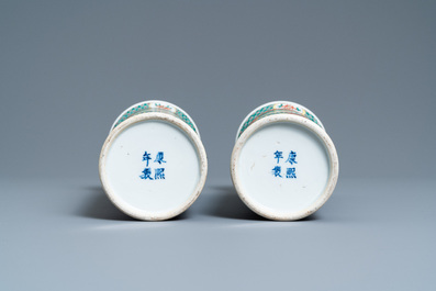 Une garniture de cinq vases en porcelaine de Chine famille verte, marque de Kangxi, 19&egrave;me