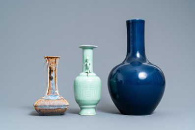 Twee Chinese monochrome vazen en een flamb&eacute; vaas, 19/20e eeuw