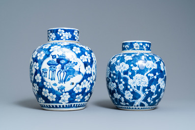 Vier Chinese blauw-witte dekselpotten met antiquiteiten, 19e eeuw