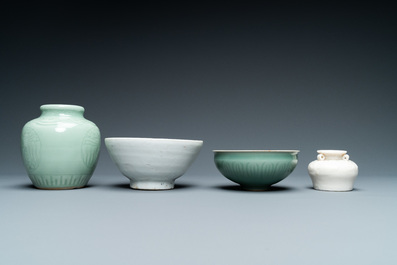 Drie Chinese monochrome celadon en blanc de Chine vazen en twee kommen, 19/20e eeuw