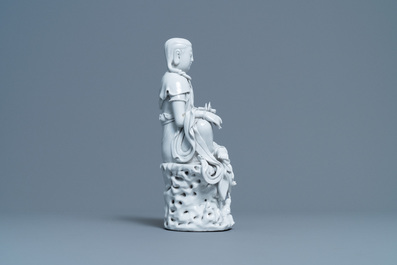 Une figure de Guanyin en porcelaine blanc de Chine de Dehua, marque de He Chaozong, 20&egrave;me