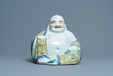 Une figure de Bouddha en porcelaine de Chine famille rose, marque en creux, 19&egrave;me