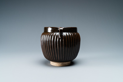 Un pot godronn&eacute; en gr&egrave;s porcelaineux &agrave; &eacute;mail noire, Chine, Song du Nord ou Jin