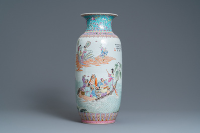 Un vase en porcelaine de Chine famille rose, marque de Qianlong, R&eacute;publique