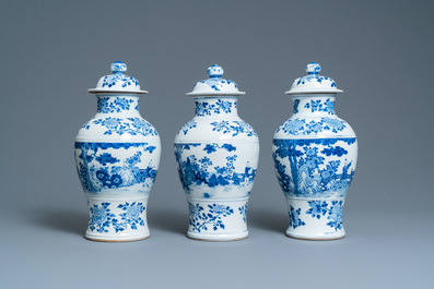 Trois vases couverts en porcelaine de Chine en bleu et blanc, marque de Kangxi, 19&egrave;me