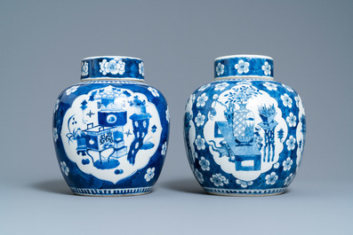 Vier Chinese blauw-witte dekselpotten met antiquiteiten, 19e eeuw