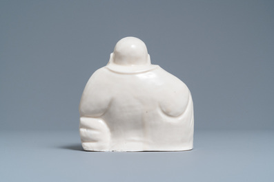 Une figure de Bouddha en porcelaine blanc de Chine de Dehua, 18/19&egrave;me