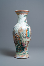 Un grand vase en porcelaine de Chine famille rose &agrave; d&eacute;cor d'immortels, R&eacute;publique