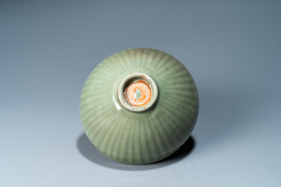 Een fraaie Chinese Longquan celadon 'lotus' kom, Yuan/Ming