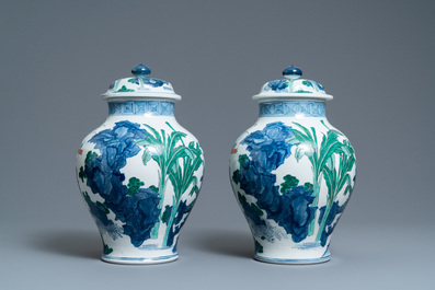 A pair of Chinese wucai vases and covers, 19/20th C.