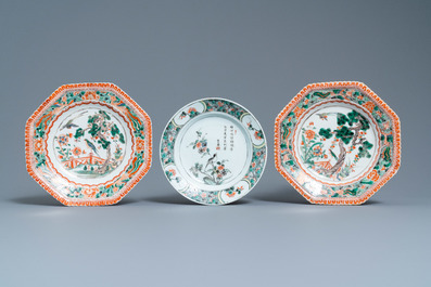 Twee Chinese octagonale famille verte schotels en een bord met een gedicht, Kangxi