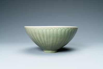 Een fraaie Chinese Longquan celadon 'lotus' kom, Yuan/Ming