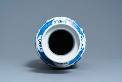 Un vase de forme rouleau en porcelaine de Chine en bleu et blanc, marque de Kangxi, 19&egrave;me