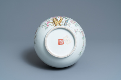 Un vase en porcelaine de Chine famille rose, marque de Hongxian, R&eacute;publique