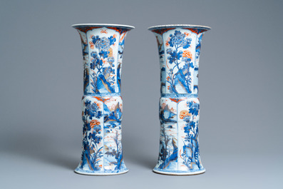 Une paire de vases de forme 'gu' en porcelaine de Chine de style Imari, Kangxi