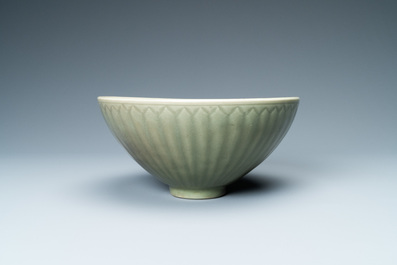 Een fraaie Chinese Longquan celadon 'lotus' kom, Yuan/Ming