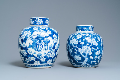 Vier Chinese blauw-witte dekselpotten met antiquiteiten, 19e eeuw