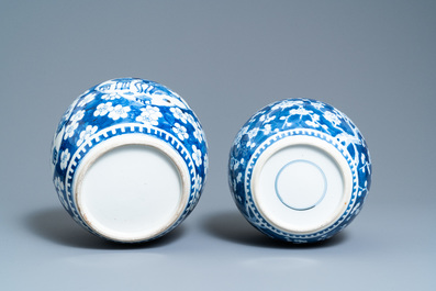 Quatre pots couverts en porcelaine de Chine en bleu et blanc, 19&egrave;me