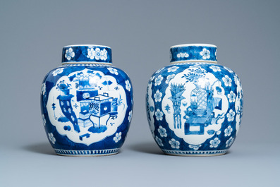 Vier Chinese blauw-witte dekselpotten met antiquiteiten, 19e eeuw