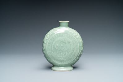 Drie Chinese monochrome celadon en blanc de Chine vazen en twee kommen, 19/20e eeuw