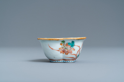 Un porte-chapeau en porcelaine de Chine qianjiang cai et cinq pi&egrave;ces en famille rose, 19/20&egrave;me