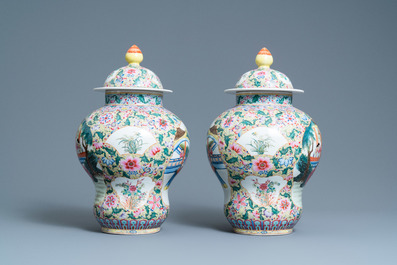 Une paire de vases couverts en porcelaine de Chine famille rose, marque de Qianlong, R&eacute;publique