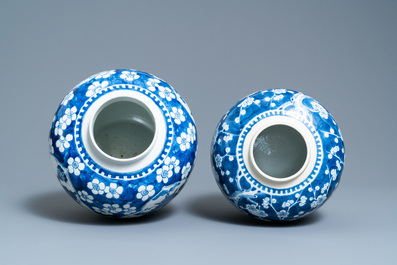 Quatre pots couverts en porcelaine de Chine en bleu et blanc, 19&egrave;me