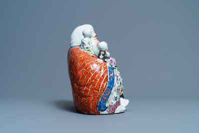 Une figure de Bouddha en porcelaine de Chine famille rose, marque en creux, 19/20&egrave;me