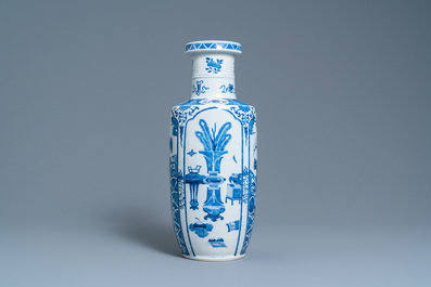 Un vase de forme rouleau en porcelaine de Chine en bleu et blanc, marque de Kangxi, 19&egrave;me