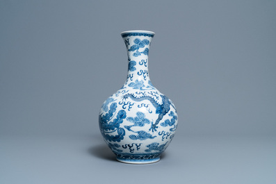 Un vase en porcelaine de Chine en bleu et blanc &agrave; d&eacute;cor d'un dragon et d'un ph&eacute;nix, marque de Qianlong, 19/20&egrave;me