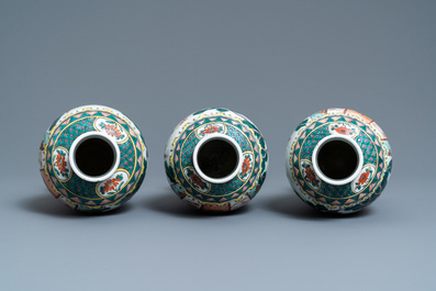 Une garniture de cinq vases en porcelaine de Chine famille verte, marque de Kangxi, 19&egrave;me