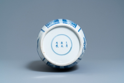 Un vase de forme rouleau en porcelaine de Chine en bleu et blanc, marque de Kangxi, 19&egrave;me