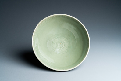 Un bol en forme de lotus en porcelaine de Chine c&eacute;ladon de Longquan, Yuan/Ming