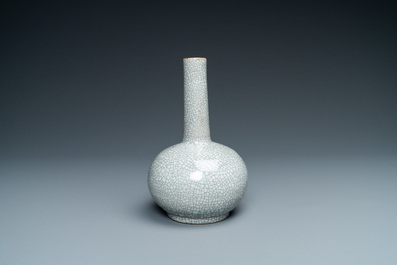 Un vase de forme bouteille en porcelaine de Chine &agrave; fond craquel&eacute; de type ge, 18/19&egrave;me
