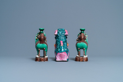 Un mod&egrave;le d'un lion bouddhiste en porcelaine de Chine famile rose et une paire de porte-encens en biscuit &eacute;maill&eacute; vert, 19&egrave;me