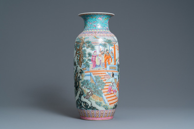 Un vase en porcelaine de Chine famille rose, marque de Qianlong, R&eacute;publique