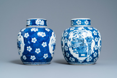 Vier Chinese blauw-witte dekselpotten met antiquiteiten, 19e eeuw