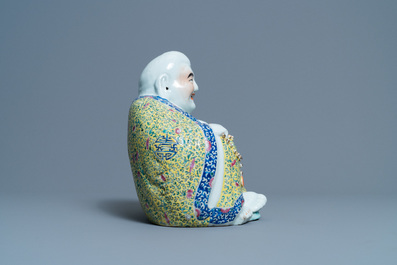 Une figure de Bouddha en porcelaine de Chine famille rose, marque en creux, 19&egrave;me