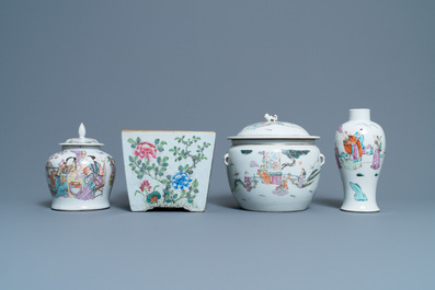 Une jardini&egrave;re, deux vases et un bol couvert en porcelaine de Chine famille rose, 19/20&egrave;me