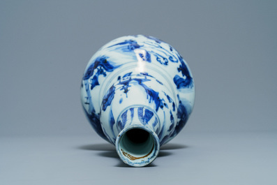 Un vase de forme double gourde en porcelaine de Chine en bleu et blanc, Wanli