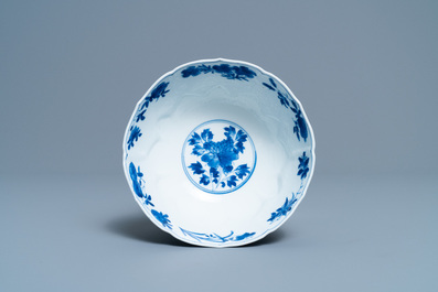 Un bol en forme de lotus en porcelaine de Chine en bleu et blanc &agrave; d&eacute;cor floral, marque et &eacute;poque de Kangxi