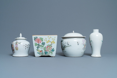 Une jardini&egrave;re, deux vases et un bol couvert en porcelaine de Chine famille rose, 19/20&egrave;me